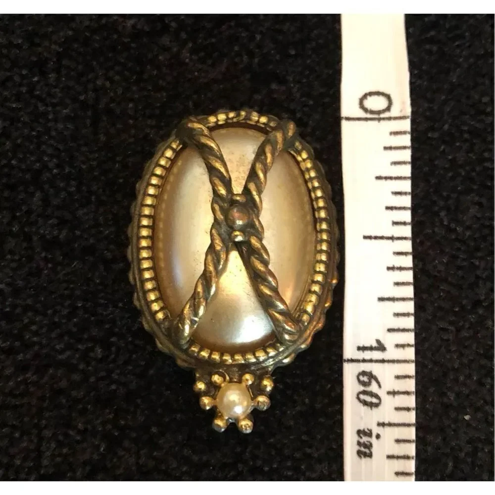 REGAL - 🎉HPx2 🎉 Vintage Regal Gothic-Style Oval Faux Pearl Chunky Clip-Ons